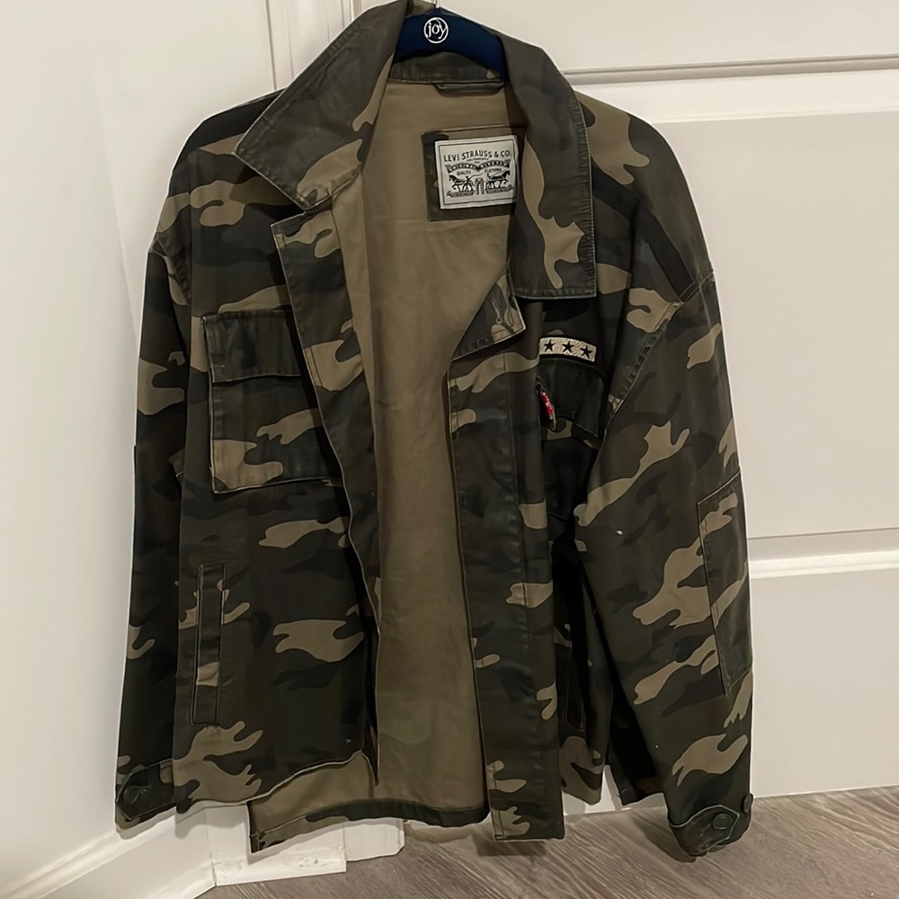 Levi camo army jacket size XL boxy at the bottom and light weight!